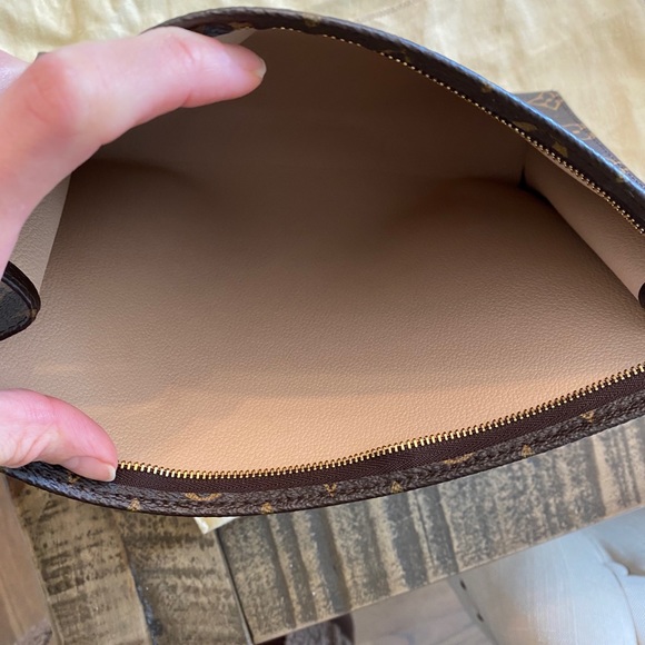 Louis Vuitton toiletry bag 26 - Picture 9 of 11